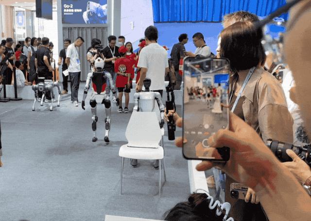 逛遍世界机器人大会：27款人形机器人爆场，机械臂大跳刀群舞，仿生人逼真到恐怖