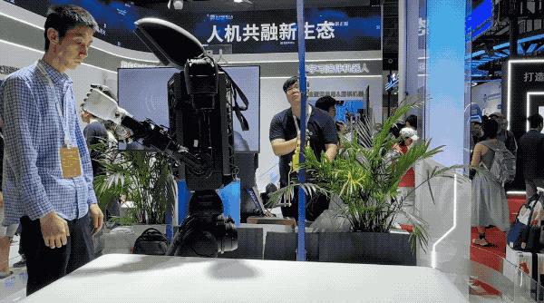 逛遍世界机器人大会：27款人形机器人爆场，机械臂大跳刀群舞，仿生人逼真到恐怖