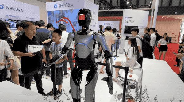逛遍世界机器人大会：27款人形机器人爆场，机械臂大跳刀群舞，仿生人逼真到恐怖