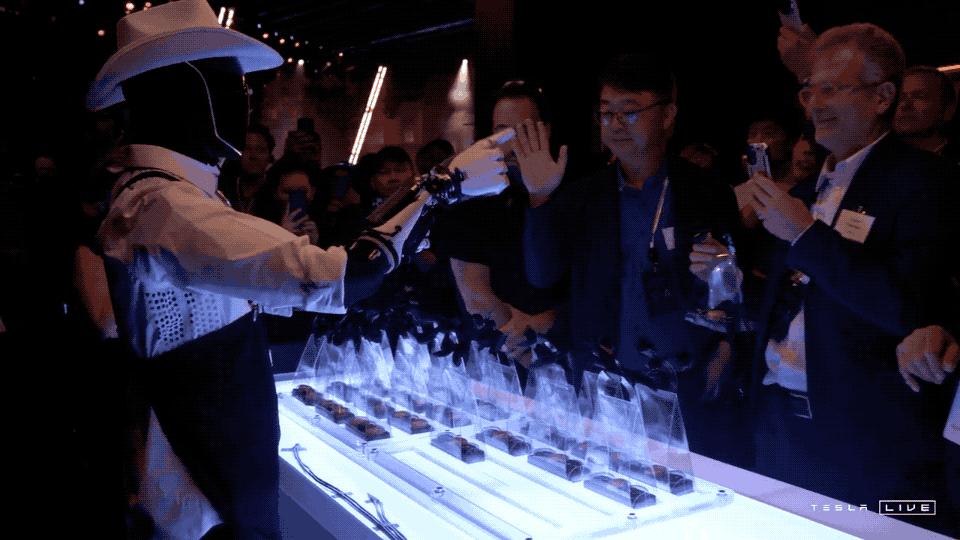 人形机器人为何一夜爆火？